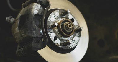 Kiedy wymienić klocki hamulcowe? Objawy zużycia i porady mechanika