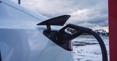 Ładowanie auta elektrycznego zimą - co wpływa na zasięg?