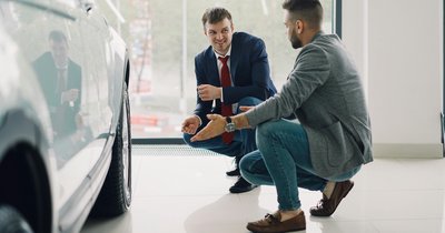 Negocjowanie ceny w salonie - jak przygotować się do rozmowy